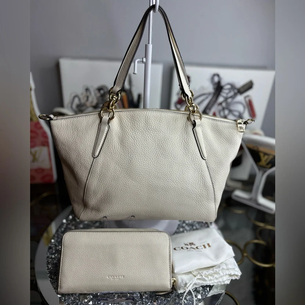 Coach 2018 Small Kelsey bow Satchel w/matching wallet EUC - Picture 6 of 14